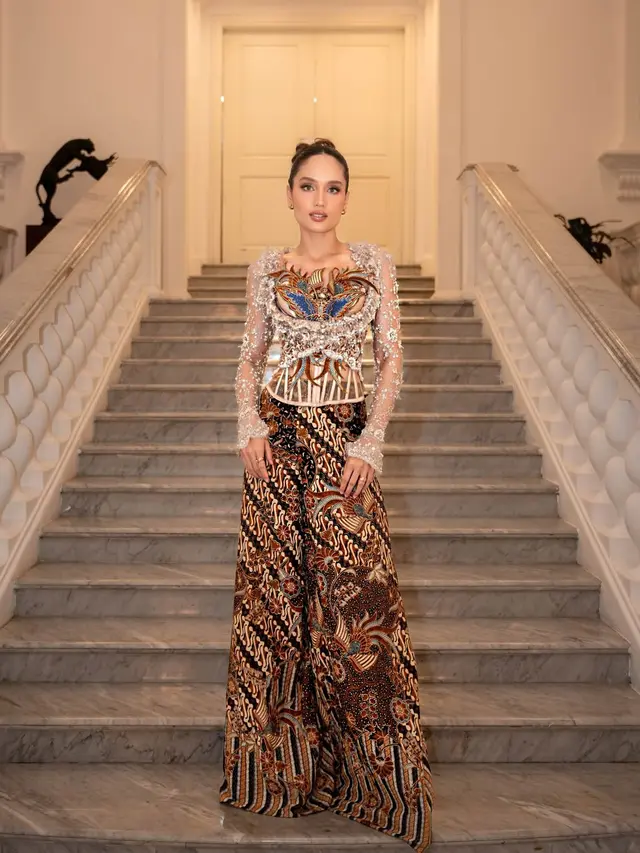 Cinta Laura Tampil Memesona dalam Kebaya Modern dan Batik, Gayanya Bisa Jadi Inspirasi Kondangan Elegan