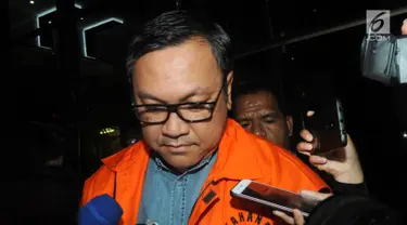 Bupati nonaktif Pakpak Bharat, Remigo Yolanda Berutu dikawal petugas usai menjalani pemeriksaan perdana oleh penyidik di gedung KPK, Jakarta, Selasa (27/11). Remigo diperiksa sebagai saksi untuk kasus suap proyek di dinas PUPR. (merdeka.com/Dwi Narwoko)