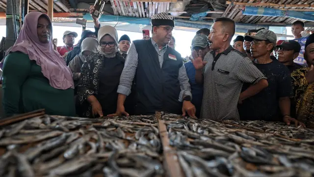 Bakal Calon Presiden (capres) Koalisi Perubahan untuk Persatuan (KPP) Anies Baswedan menemui para nelayan yang ada di Tempat Pelelangan Ikan (TPI) Pelabuhan Muncar, Banyuwangi, Jawa Timur.