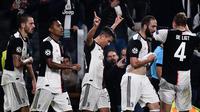 Striker Juventus, Paulo Dybala, merayakan gol yang dicetaknya ke gawang Lokomotiv Moscow pada laga Liga Champions di Stadion Juventus, Turin, Selasa (22/10). Juventus menang 2-1 atas Lokomotiv. (AFP/Marco Bertorello)