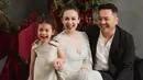 Perbedaan tiga ekspesi Rianti, Cassanova Alfonso dan Cara Rose ini curi perhatian netizen. Melihat kebahagiaan keluarga artis ini, tak sedikit netizen yang juga turut merasakan aura bahagianya. Keluarga pasangan artis yang sudah 14 tahun ini bersama ini didoakan selalu langgeng. Dalam keterangan unggahannya, Rianti menuliskan semoga damai Natal menyertai. (Liputan6.com/IG/@riantic)