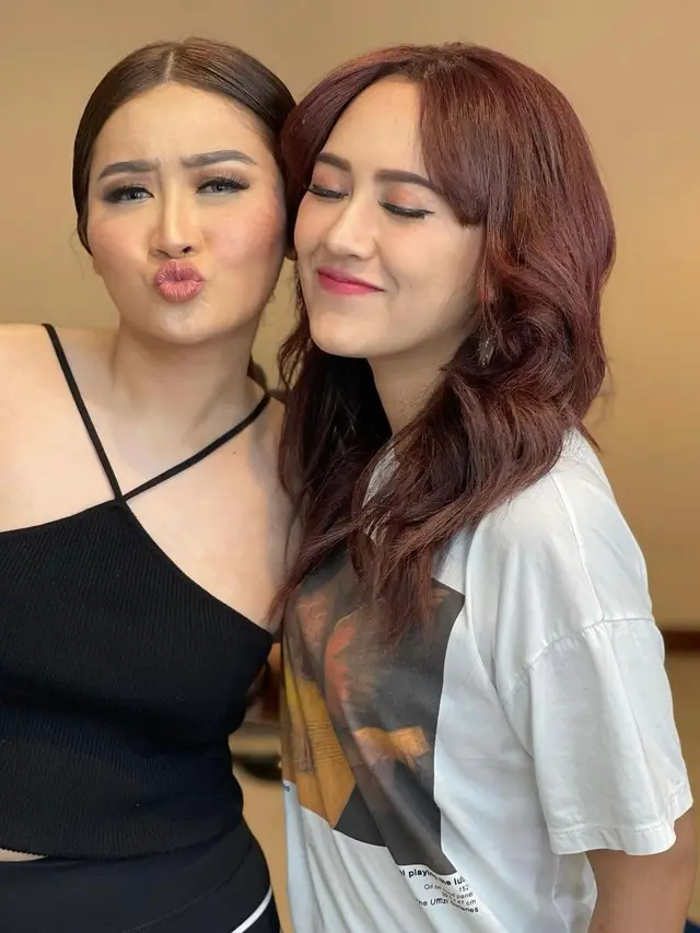 6 Potret Persahabatan Happy Asmara dan Lyia Amelia, Tampil Bak Saudara