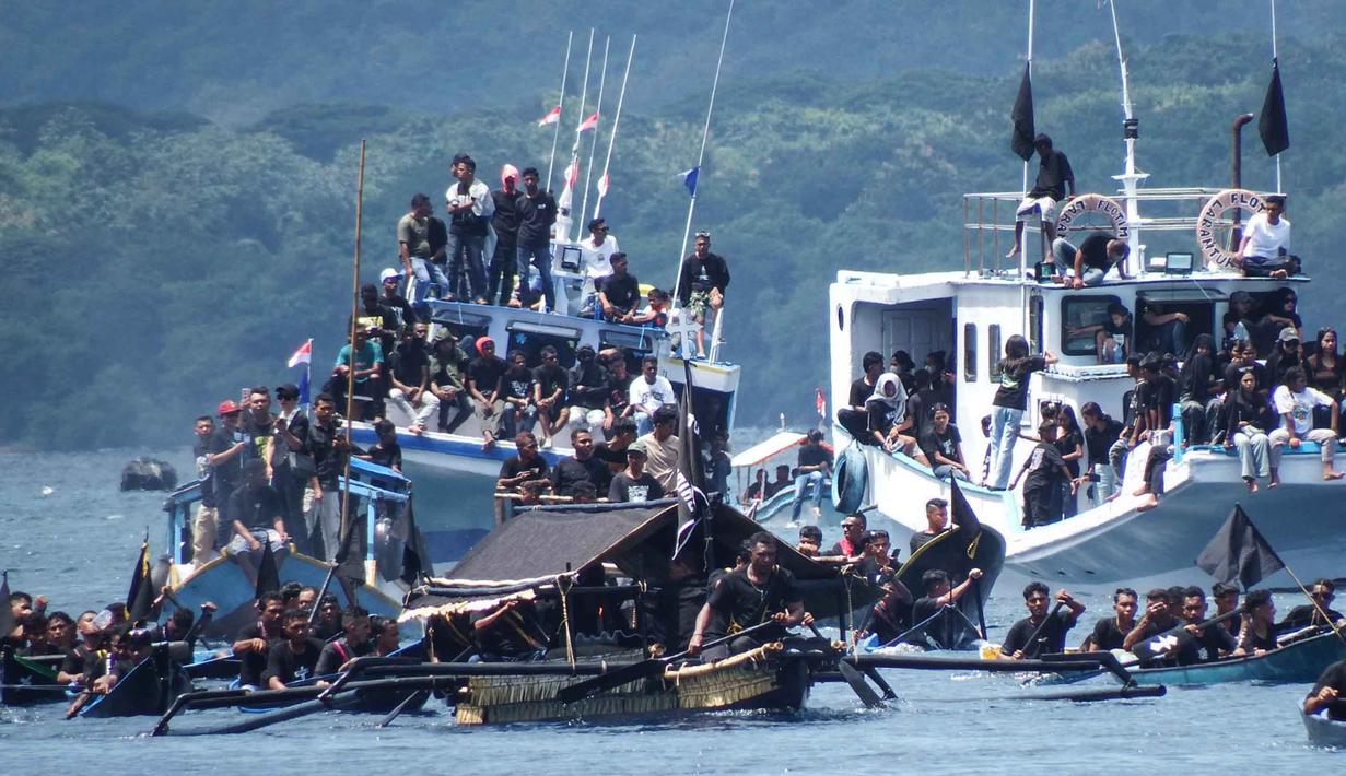 Peti mati yang berisi patung Yesus disalib diarak menggunakan sampan tradisional menuju Pantai Kuceh (Pohon Sirih). Tampak dalam foto, umat Katolik mengangkut peti mati berisi patung Yesus selama prosesi laut Jumat Agung dari Kapel Tuan Menino, sebuah ritual yang diwarisi dari pengaruh Portugis selama lebih dari lima abad, di Larantuka, Nusa Tenggara Timur, pada Jumat 3 April 2026. (ARNOLD WELIANTO/AFP)