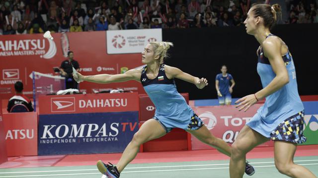 Pebulutangkis Bulgaria, Gabriela Stoeva / Stefani Stoeva, berusaha mengembalikan kok saat melawan pasangan Indonesia. (Bola.com/M. Iqbal Ichsan)