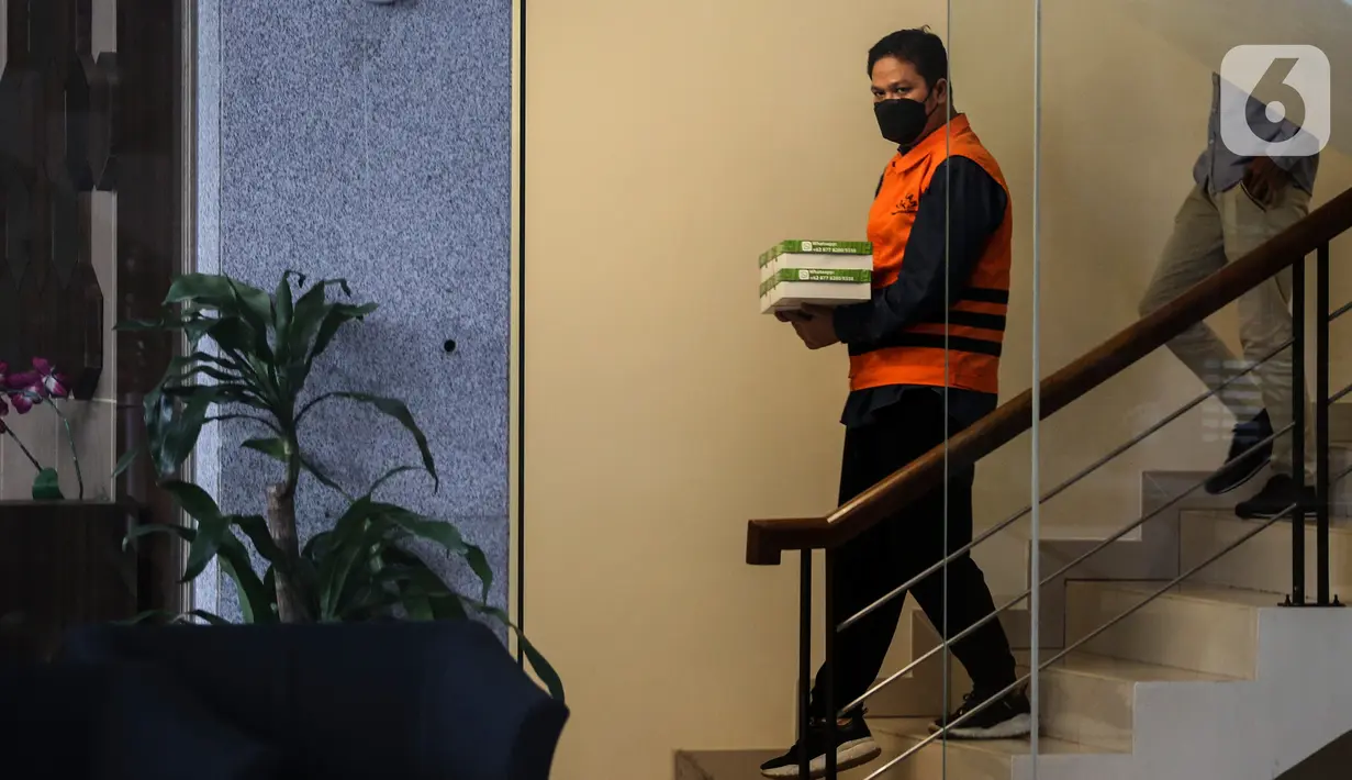 Bupati Kuantang Singingi (Kuansing) nonaktif Andi Putra bersiap meninggalkan Gedung KPK, Jakarta, Kamis (20/1/2022). Andi Putra diperiksa lanjutan sebagai tersangka dalam kasus dugaan korupsi perpanjangan izin Hak Guna Usaha (HGU) sawit di Kabupaten Kuansing Provinsi Riau. (Liputan6.com/Johan Tallo)