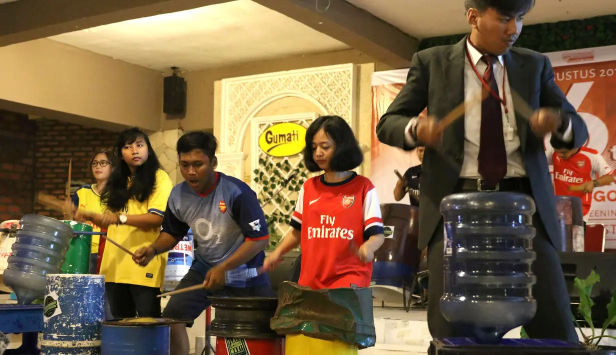 Grup musik, Flavaliciousmax, memeriahkan acara ulang tahun AIS Regional Bogor ke-6 dan nonton bareng Newcastle United melawan Arsenal di Gumati Cafe, Bogor. Sabtu (29/8/2015). (Bola.com/Arief Bagus)