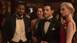 (kiri ke kanan) John David Washington, Margot Robbie, Rami Malek, dan Anya Taylor-Joy dalam sebuah adegan dari film 'Amsterdam'. Christian Bale, Margot Robbie, dan John David Washington yang berprofesi sebagai dokter, perawat, dan pengacara ini sebetulnya tengah berkunjung ke kota. (Merie Weismiller Wallace/20th Century Studios via AP)