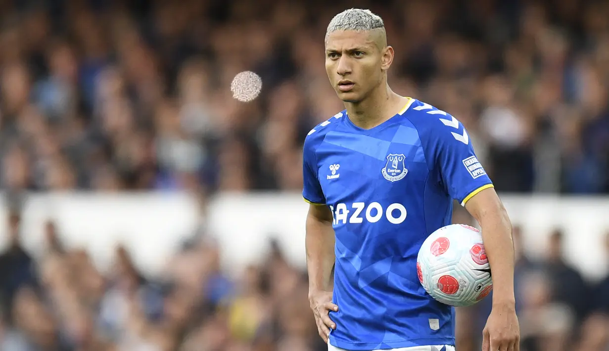 Richarlison. Striker Brasil berusia 29 tahun ini baru saja dilepas Everton ke Tottenham Hotspur menjelang bergulirnya musim 2022/2023. Spurs rela merogoh kocek senilai 58 juta euro atau setara Rp878,4 miliar untuk mendapatkan pemain yang telah berseragam The Toffees selama 4 musim dan total tampil dalam 152 laga di semua ajang dengan torehan 53 gol dan 14 assist. Namun Everton belum bisa menurunkannya di laga pembuka Liga Inggris musim 2022/2023 akibat terkena hukuman 1 laga dan denda Rp448 juta usai melempar suar saat Everton mengalahkan Chelsea 1-0 musim lalu pada 1 Mei 2022. (AFP/Oli Scarff)