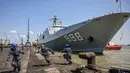 Personel TNI Angkatan Laut menarik tali kapal perang Angkatan Laut Tentara Pembebasan Rakyat (The People's Liberation Army Navy) China Kunlun Shan saat bersandar di Dermaga Jamrud Utara, Pelabuhan Tanjung Perak, Surabaya, Jawa Timur, Minggu (2/8/2026). (AFP/ Juni Kriswanto)