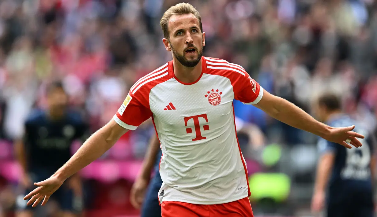 Harry Kane memulai petualangan barunya di Bundesliga bersama Bayern Munchen pada awal musim 2023/2024 setelah sebelumnya membela Tottnham Hotspur selama 9 musim. Striker yang dilepas dnegan nilai transfer mencapai 100 juta euro ini sama sekali tak kesulitan beradaptasi dengan suasana Bundesliga yang dibuktikannya dengan torehan 8 gol dan 4 assist dari 7 laga. Sementara di Liga Champions, ia telah mencetak 1 gol dan 1 assist dari 2 laga. (AFP/Christof Stache)