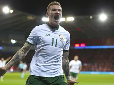 Gelandang Irlandia, James McClean, merayakan gol yang dicetaknya ke gawang Wales pada laga kualifikasi Piala Dunia 2018 di Stadion Cardiff City, Cardiff, Senin (9/10/2017). Wales kalah 0-1 dari Irlandia. (AP/Nigel French)