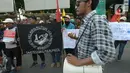 Massa nelayan tradisional teluk Jakarta melakukan aksi di depan Polda Metro Jaya, Jakarta, Rabu (4/12/2019). Aksi ini menuntut pembebasan rekan mereka yang ditahan karena memberhentikan kapal tongkang Batu Merah saat  melakukan aktivitas tanpa sosialisasi kepada masyarakat. (merdeka.com/Imam Buhori)