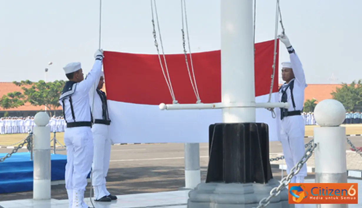 Citizen6, Surabaya: Wadan Kobangdikal Brigjen TNI Marinir P. Verry Kunto G memimpin upacara bendera dalam rangka memperingati HUT RI ke - 67 di lapangan Laut Maluku, Kesatrian Bumimoro, Kobangdikal, Surabaya, Jumat (17/8). (Pengirim: Penkobangdikal)