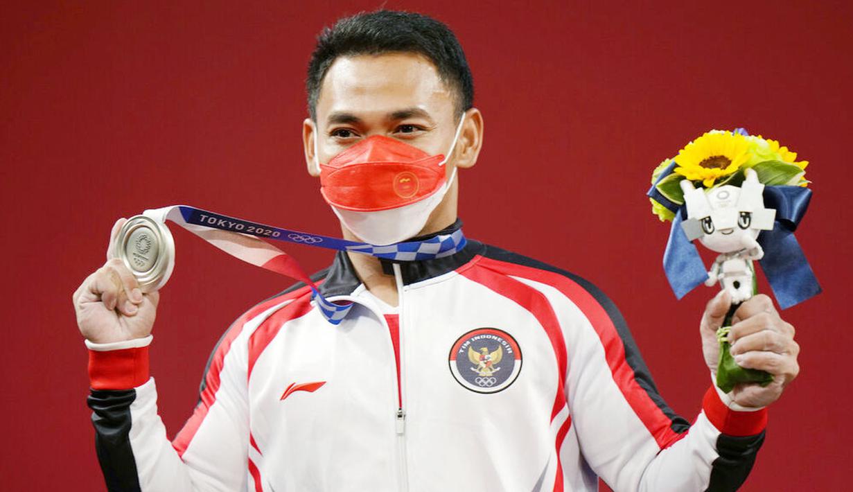 Eko Yuli Irawan - Atlet senior ini sukses menambah pundi-pundi medali lewat angkat besi kelas 61 kg putra. Eko yang takluk dari musuh bebuyutannya, Li Fabin (China) harus puas meraih medali perak di Olimpiade Tokyo 2020. (Foto/AP/Luca Bruno)