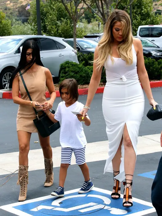 "Aku sangat ingin anak laki-laki karena aku dan Mason sangatlah dekat," tulis Khloe di Twitternnya. (SplashNews/Irish Mirror)