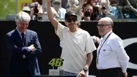 Legenda MotoGP, Valentino Rossi (Tengah). (Filippo MONTEFORTE / AFP)