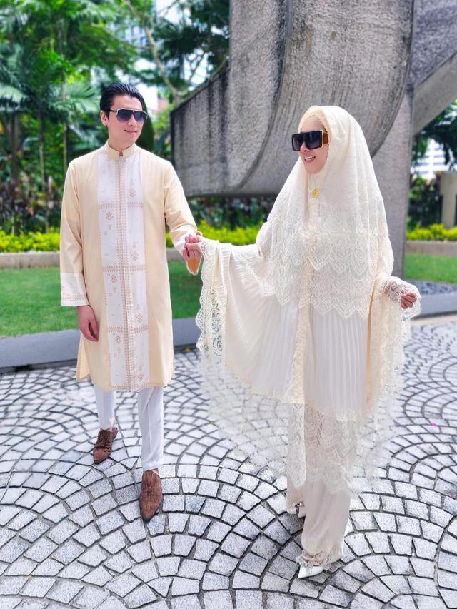 5 Potret Kebersamaan Syahrini Bersama Reino Barack Tampil Kompak Saat Lebaran