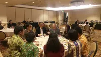 Makan malam bersama 9 mahasiswa Papua (foto: biro pers kepresidenan)