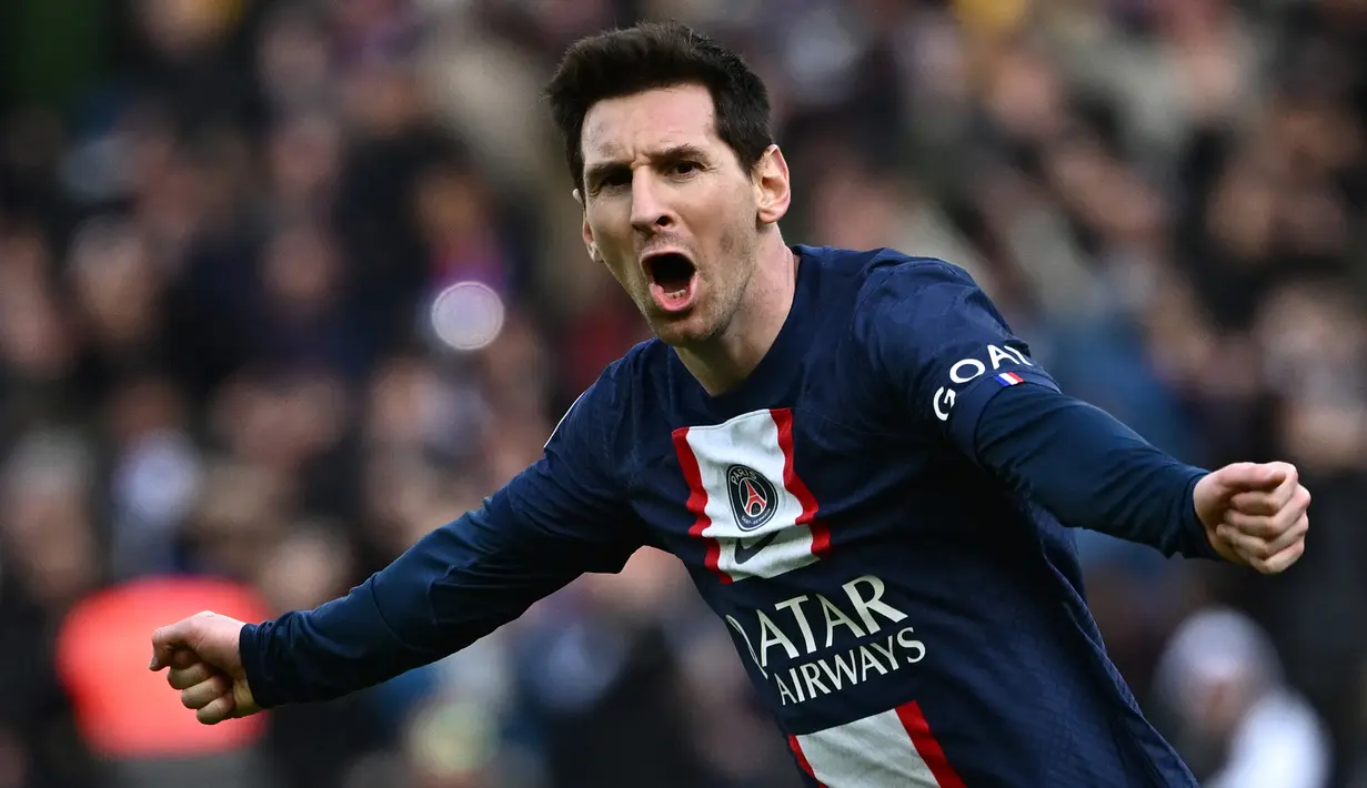 Barcelona dikabarkan berencana memulangkan Si Anak Hilang, Lionel Messi yang telah dua musim membela PSG. Pihak manajemen klub kini tengah melakukan finalisasi kontrak La Pulga yang akan diajukan kepada La Liga dalam upaya memulangkannya pada musim panas 2023 mendatang. Jika terealisasi, PSG sudah pasti akan kehilangan pemain dengan koleksi 7 Ballon d'Or tersebut. PSG Pun diyakini akan segera berburu pemain sebagai alternatif pengganti Lionel Messi. Berikut ini 5 pemain yang bisa menjadi opsi. (AFP/Anne-Christine Poujoulat)