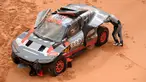 Carlos Sainz terpaksa mundur dari Reli Dakar 2023 setelah mengalami insiden parah di stage 9 yang berlangsung dari Riyadh hingga Haradh pada Selasa (10/01/2023) waktu setempat. (AFP/Franck Fife)