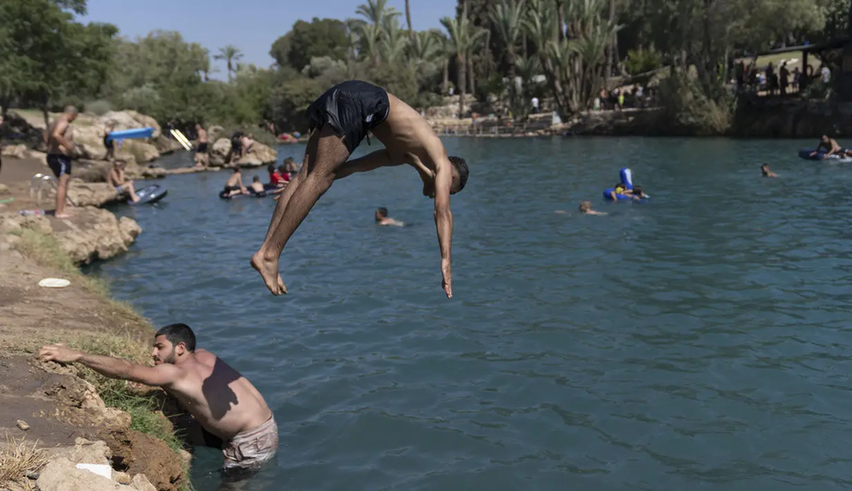 <p>Taman Nasional Gan HaShlosha terletak sekitar 4 mil sebelah barat Beit Shean. (AP Photo/Ohad Zwigenberg)</p>
