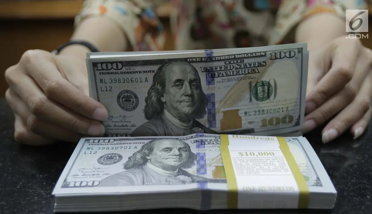 Teller menghitung mata uang dolar di penukaran uang di Jakarta, Jumat (20/4). Nilai tukar rupiah terhadap dolar AS pagi ini melemah ke posisi di Rp 13.820. (Liputan6.com/Angga Yuniar)