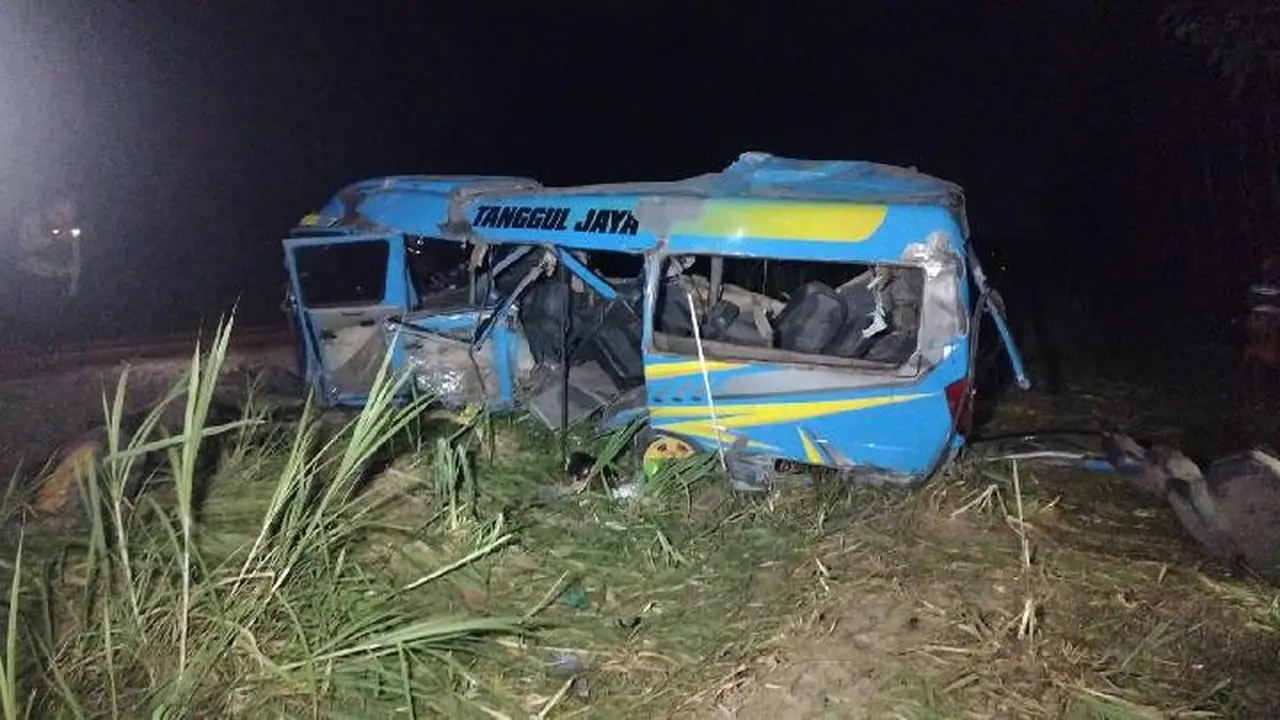 Minibus elf yang terlibat kecelkaan dengan KA Probowangi di Lumajang terlihat ringsek (Istimewa)
