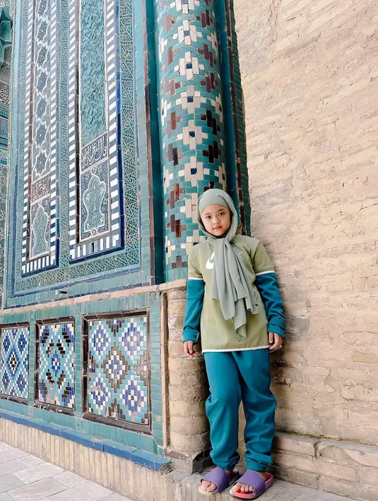 Meski baru berusia 8 tahun, Maryam sudah pandai memadupadankan busana. [Foto: IG/okisetianadewi].