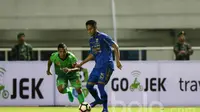 Pemain PS TNI, Abduh Lestaluhu (kiri) berebut bola dengan pemain Persib Bandung, Ahmad Subagja pada lanjutan Liga 1 2017 di Stadion Pakansari, Bogor, Sabtu (22/4/2017). PS TNI bermain imbang 2-2. (Bola.com/Nicklas Hanoatubun)