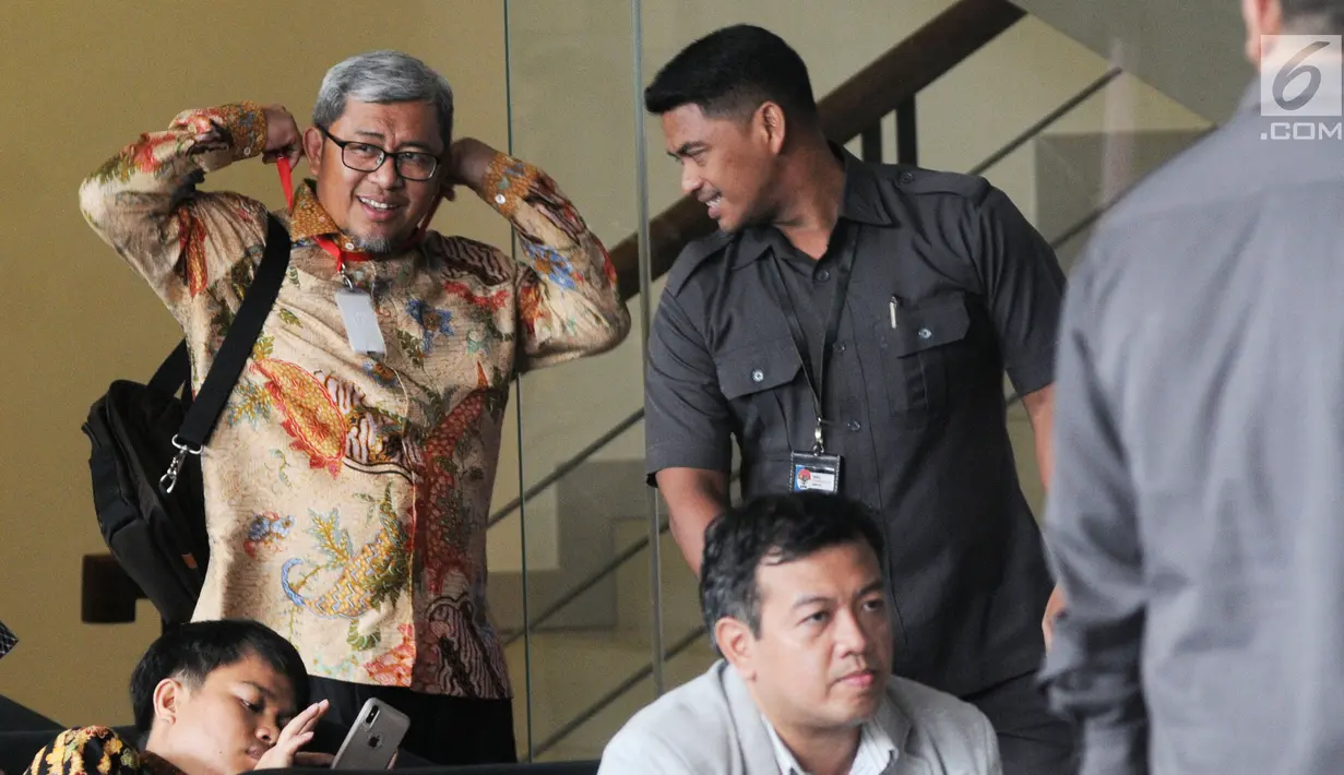Mantan Gubernur Jawa Barat Ahmad Heryawan (Aher) usai menjalani pemeriksaan di Gedung KPK, Jakarta, Selasa (27/08/2019). Aher diperiksa sebagai saksi Sekda Jawa Barat Iwa Karniwa yang menjadi tersangka karena diduga meminta uang sebesar Rp1 miliar kepada PT Lippo Cikarang. (merdeka.com/Dwi Narwoko)