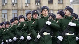 Prajurit Rusia berbaris selama parade militer yang menandai peringatan 80 tahun kemenangan Soviet di Pertempuran Stalingrad selama Perang Dunia Kedua, di selatan kota Volgograd pada 2 Februari 2023. Mereka mengalahkan tentara Nazi yang terperangkap di kota yang hancur saat musim dingin. (AFP/Stringer)