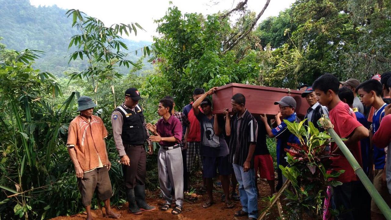 Pemakaman Korban Kebakaran Pabrik Kembang Api di Pekalongan