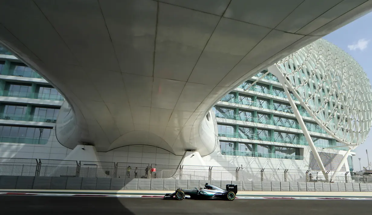 Pada latihan bebas pertama F1 GP Abu Dhabi, Lewis Hamilton yang menduduki posisi pertama membukukan waktu lap tercepat 1 menit 42, 869 detik. (AFP/Karim Sahib)