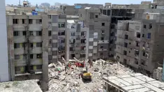 Tim penyelamat mengevakuasi lokasi reruntuhan sebuah bangunan di Karachi, Pakistan (8/6/2020). Korban tewas akibat runtuhnya gedung permukiman lima lantai di Karachi bertambah menjadi 13 orang pada Selasa (9/6) pagi waktu setempat. (Xinhua/Str)