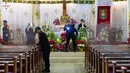 Polisi antiteror memeriksa keamanan di sebuah gereja jelang malam Natal di Makassar, Sulawesi Selatan, Sabtu (24/12/2022). Pengamanan dilakukan di sejumlah gereja di berbagai wilayah guna menciptakan rasa aman dan khidmat bagi warga yang akan melangsungkan ibadah malam Natal. (INDRA ABRIYANTO/AFP)