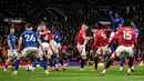 Pemain Manchester United, Harry Maguire mencetak gol melalui sundulan ke gawang Ipswich Town dalam laga lanjutan Liga Inggris 2024/2025 di Old Trafford, Manchester, Inggris, Kamis (27/02/2025). (AFP/Oli Scarff)