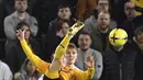 Pemain Wolverhampton Wanderers Daniel Podence mencoba melakukan tendangan salto saat melawan Arsenal pada pertandingan sepak bola Liga Inggris di Stadion Molineux, Wolverhampton, Inggris, 12 November 2022. Arsenal menang 2-0. (Oli SCARFF/AFP)