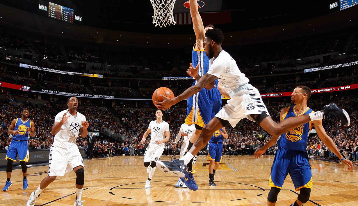 Pemain Denver Nuggets, Will Barton (2kanan) mengumpan bola kepada rekannya  Darrell Arthur (2 kiri)  pada lanjutan NBA 2015-2016 di Pepsi Center, Minggu, (23/11/2015) (AFP Photo/Doug Pensinger/Getty Images/AFP)