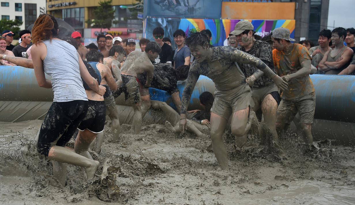 FOTO Menikmati Mandi Lumpur Sepuasnya di Boryeong Mud Festival