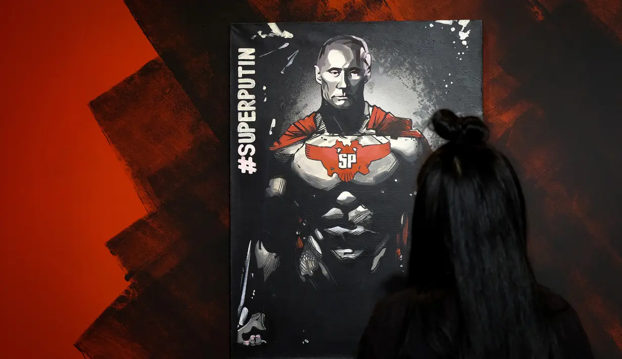 Lukisan yang menggambarkan Presiden Rusia Vladimir Putin mengenakan kostum pahlawan super dipajang dalam pameran Superputin di Museum Umam, Moskow (6/12). (AFP Photo/Yuri Kadobnov)