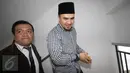 Pedangdut Saipul Jamil memakai borgol saat akan menjalani sidang praperadilan di PN Jakarta Pusat, Kamis (28/7). Saipul Jamil menjadi saksi dalam kasus suap yang dilakukan oleh panitera Jakarta Utara, Rohadi. (Liputan6.com/Immanuel Antonius)