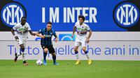 Striker Inter Milan, Lautaro Martinez, berusaha melewati pemain Sampdoria, Omar Colley, pada laga Liga Italia di Stadion Giuseppe Meazza, Sabtu (8/5/2021). Inter Milan menang dengan skor 5-1. (AFP/Miguel Medina)
