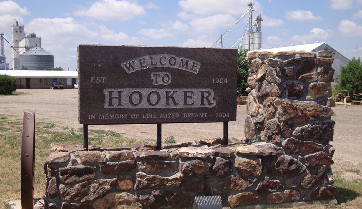 Hooker, Oklahoma. Pernah dengar istilah hooker? Hooker bisa juga disebut sebagai pelacur. Tidak ada yang tahu asal muasal kenapa kota di daerah Oklahoma ini disebut Hooker. (flickr.com)