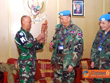 Citizen6, Lebanon: Acara diakhiri dengan pemberian cindera mata dari Dansatgas Konga XXV-D/Unifil Letkol Cpm Ida Bagus kepada Komandan Kontingen Cambodia Kolonel Kunthea Pen, dilanjutkan foto bersama. (Pengirim: Badarudin Bakri)