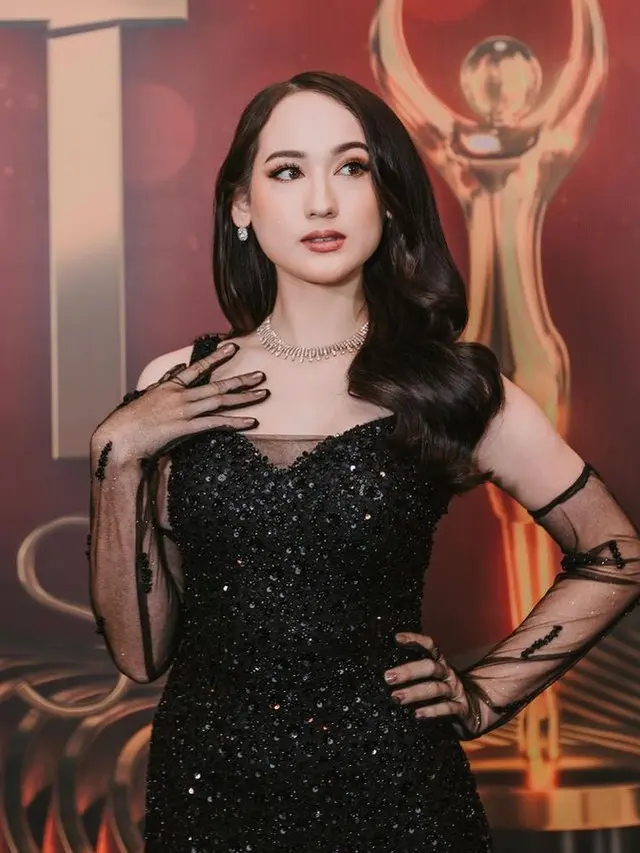 Gaya Terbaru Laura Moane