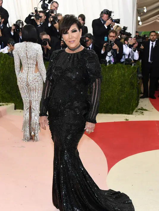 Menurut kepolisian setempat, Kris Jenner bertabrakan dengan mobil yang berubah arah dengan cepat didepannya. Alhasil kedua mobil mewah itu bertabrakan di jalur tol Calabassas, NY, AS. (AFP/Bintang.com)