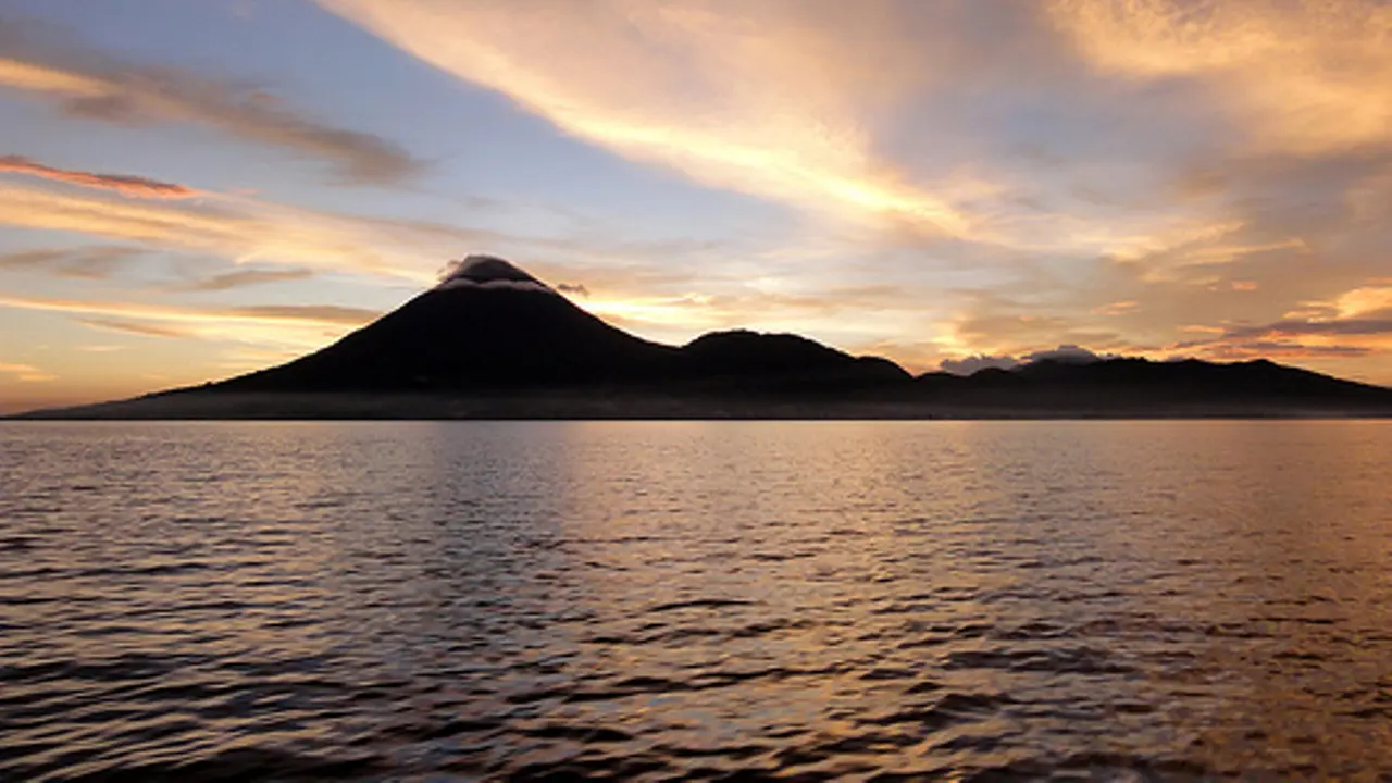 Melepas Senja di Batas Cakrawala Tidore