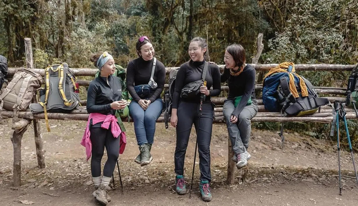 Nikita Willy tak mendaki sendirian, namun ia mendaki bersama teman-teman terbaiknya dalam mendaki. Momen ini pun ia abadikan dalam media sosial Instagramnya. Selain itu gaya busana Nikita Willy saat mendaki gunung pun jadi sorotan. (Liputan6.com/IG/@nikitawillyofficial94)