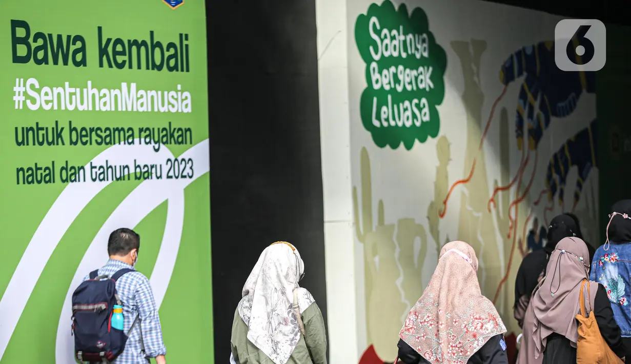 Masyarakat berjalan di terowongan Kendal, Jakarta Selatan, Jumat (30/12/2022). Pencabutan itu berdasarkan data-data kasus COVID-19 di Indonesia yang sudah menunjukkan penurunan baik kasus aktif maupun kematian di bawah standar WHO. (Liputan6.com/Faizal Fanani)
