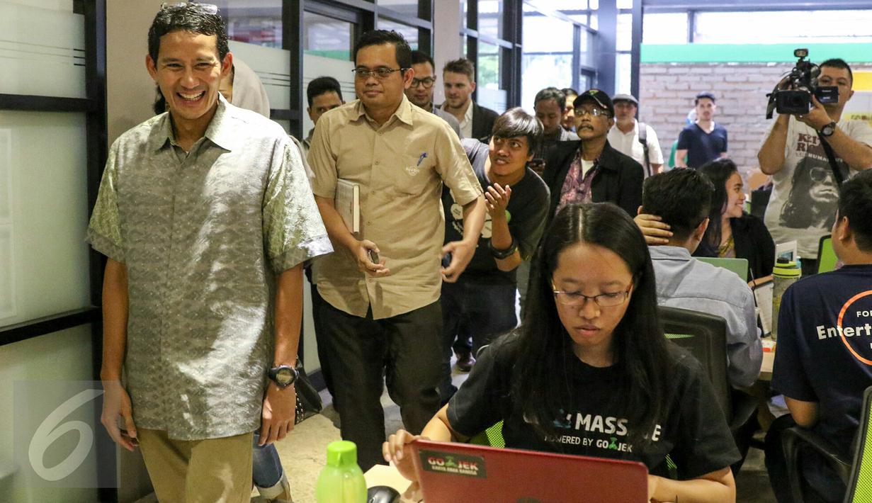 Balon Gubernur DKI Jakarta Sandiaga Uno (kiri) saat memasuki kantor Gojek, Jakarta, (1/3). Dirinya melakukan tatap muka secara tertutup dengan CEO Gojek Nadiem Makarim. (Liputan6.com/Yoppy Renato)